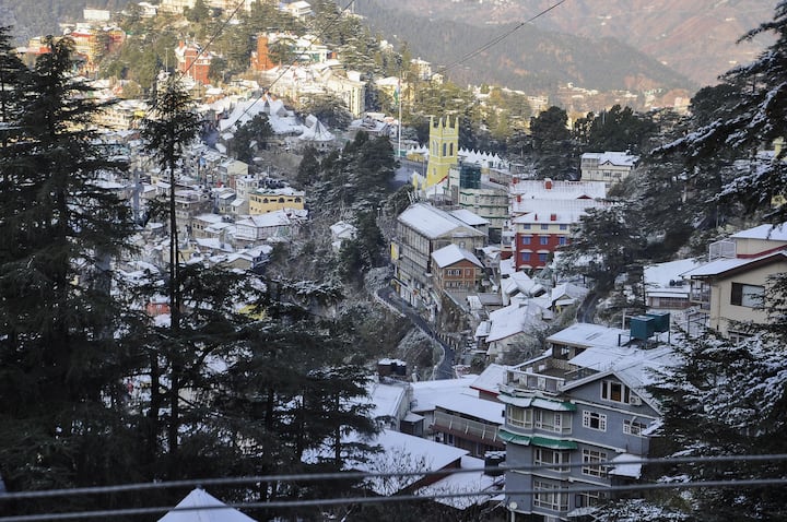 श्रीनगर-लद्दाख् राजमार्ग पर जोजिला में न्यूनतम तापमान माइनस 20 डिग्री सेल्सियस, सोनमर्ग में माइनस 7,  उग्री और लारनू में माइनस 7.9 डिग्री, शेपियां में माइनस 7.7, अनंतनाग में माइनस 7 और पुलवमा में माइनस 6.7 डिग्री सेल्सियस तापमान दर्ज किया गया. 
