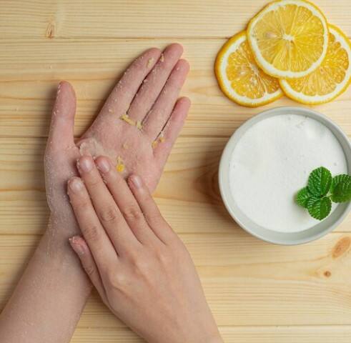 ਨਾਰੀਅਲ ਤੇਲ ਵੀ ਹੱਥਾਂ ਦੀ ਚਮੜੀ ਲਈ ਫਾਇਦੇਮੰਦ ਹੋ ਸਕਦਾ ਹੈ। ਇਸ ਲਈ ਹੱਥਾਂ ਨੂੰ ਧੋਣ ਤੋਂ ਬਾਅਦ ਕੋਸੇ ਨਾਰੀਅਲ ਤੇਲ ਨਾਲ ਮਾਲਿਸ਼ ਕਰੋ। ਦਿਨ 'ਚ ਦੋ ਵਾਰ ਨਾਰੀਅਲ ਤੇਲ ਨਾਲ ਹੱਥਾਂ ਦੀ ਮਾਲਿਸ਼ ਕਰਨਾ ਫਾਇਦੇਮੰਦ ਹੁੰਦਾ ਹੈ।