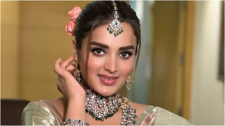 Nidhhi Agerwal Latest Pics: అందాల నిధి, అగర్వాల్ అమ్మాయి, తెలుగులో క్రేజీ హీరోయిన్లలో ఒకరైన నిధి అగర్వాల్ సంప్రదాయ చీరలో ఫోటోలు షేర్ చేశారు. వీటికి క్యాప్షన్ ఇచ్చే సమయంలో ఆవిడ మనసు మారింది.