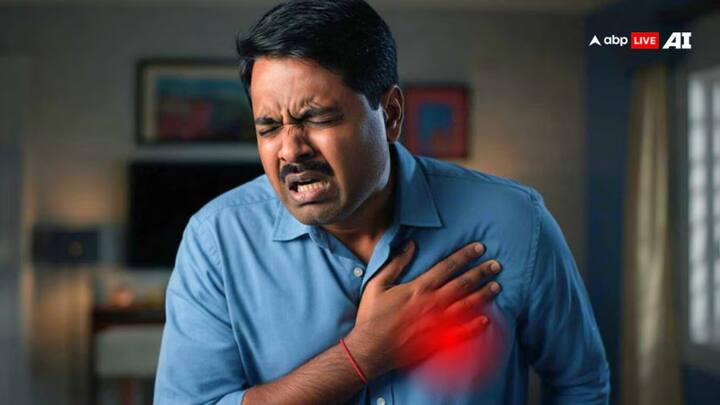 শীতে রক্তবাহগুলি সংকুচিত হয়ে যায়, রক্তসঞ্চালন কমে যায়। আর তাই রক্তচাপ বেড়ে যায় শরীরে। এ থেকেই হয় হার্ট অ্যাটাক।