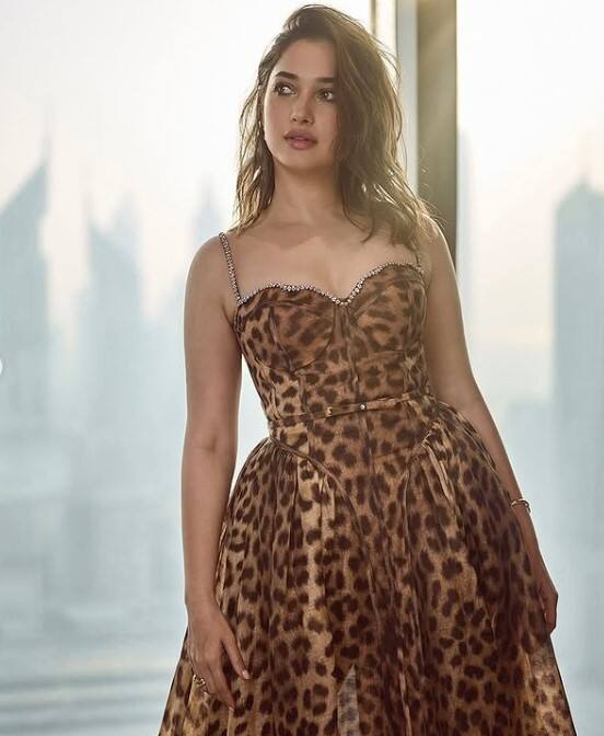 બોલિવૂડ એક્ટ્રેસ તમન્ના ભાટીયાએ હાલમાં જ તેના ઈન્સ્ટાગ્રામ પર કેટલીક તસવીરો શેર કરી છે, જે ઝડપથી વાયરલ થઈ રહી છે. આ તસવીરોમાં તમન્નાએ એનિમલ પ્રિન્ટેડ ડ્રેસ પહેર્યો છે અને તેના અદભૂત દેખાવથી ચાહકોને મંત્રમુગ્ધ કરી દીધા છે.