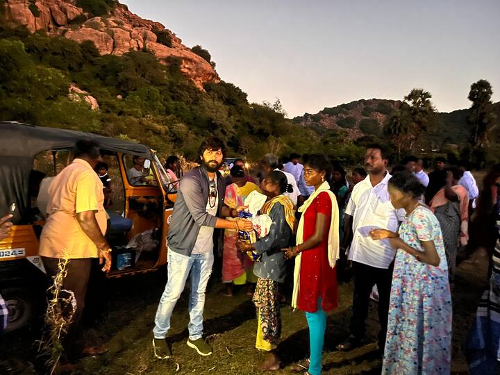 அவருடன் சமூக ஆர்வலர் தர்ஷினி சந்துரு, முன்னாள் ஊராட்சி தலைவர் செல்வமணி ஆகியோர் உடன் மக்களின் குறைகளை கேட்டு அறிந்துள்ளனர். புயலினால் பாதிக்கப்பட்ட அஞ்சாஞ்சேரி பழங்குடியினர் பகுதியில் சில ஆண்டுகளுக்கு முன்பு ஜெய்பீம் திரைப்படம் எடுத்திருந்தனர். அதே படத்தில் அங்கு வசிக்கும் பழங்குடியினர்களும் நடித்திருந்தனர் என்பது குறிப்பிடத்தக்கது.