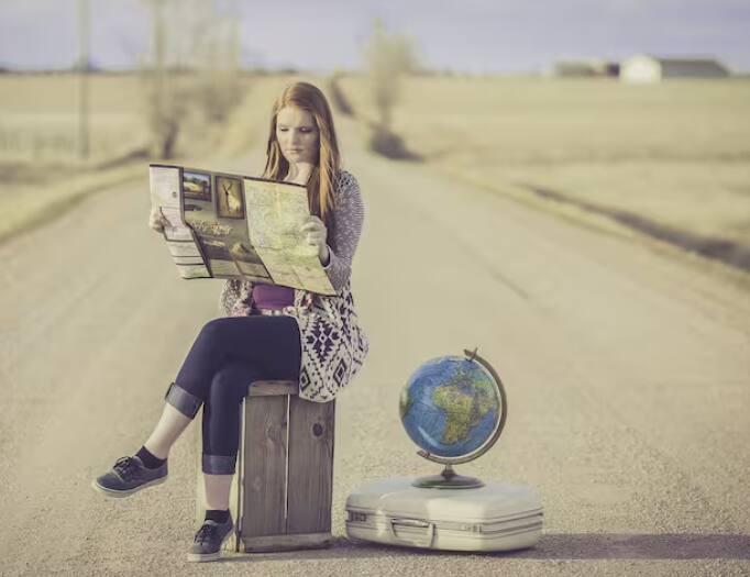 ਅਸੀਂ ਗੱਲ ਕਰ ਰਹੇ ਹਾਂ ਦੁਨੀਆ ਦੀ ਆਖਰੀ ਸੜਕ ਦੀ। ਨਾਰਵੇ 'ਚ ਸਥਿਤ ਈ-69 ਹਾਈਵੇਅ ਨੂੰ ਦੁਨੀਆ ਦੀ ਆਖਰੀ ਸੜਕ ਮੰਨਿਆ ਜਾਂਦਾ ਹੈ। ਇਹ ਸੜਕ ਪੱਛਮੀ ਯੂਰਪ ਦੇ ਉੱਤਰ ਵਿੱਚ ਹੈ ਅਤੇ 129 ਕਿਲੋਮੀਟਰ ਲੰਬੀ ਹੈ। ਇਹ ਹਾਈਵੇ ਨਾਰਥ ਕੈਪ ਤੱਕ ਜਾਂਦਾ ਹੈ, ਜੋ ਕਿ ਯੂਰਪ ਦਾ ਆਖਰੀ ਪਾਇੰਟ ਹੈ। ਇਸ ਸੜਕ 'ਤੇ ਇਕੱਲੇ ਸਫ਼ਰ ਕਰਨ 'ਤੇ ਪਾਬੰਦੀ ਹੈ ਕਿਉਂਕਿ ਇੱਥੋਂ ਦਾ ਮੌਸਮ ਬਹੁਤ ਹੀ ਅਣਹੋਣੀ ਅਤੇ ਖ਼ਤਰਨਾਕ ਮੰਨਿਆ ਜਾਂਦਾ ਹੈ।