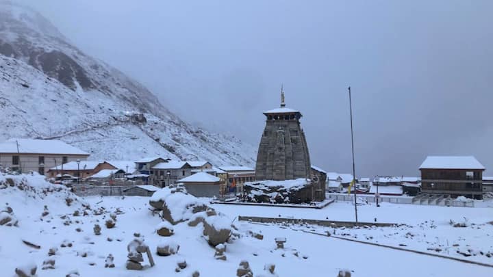 Himachal Pradesh and Uttarakhand Snowfall : हिमाचल प्रदेश आणि उत्तराखंडात बर्फवृष्टीला सुरुवात, तापमानात घट