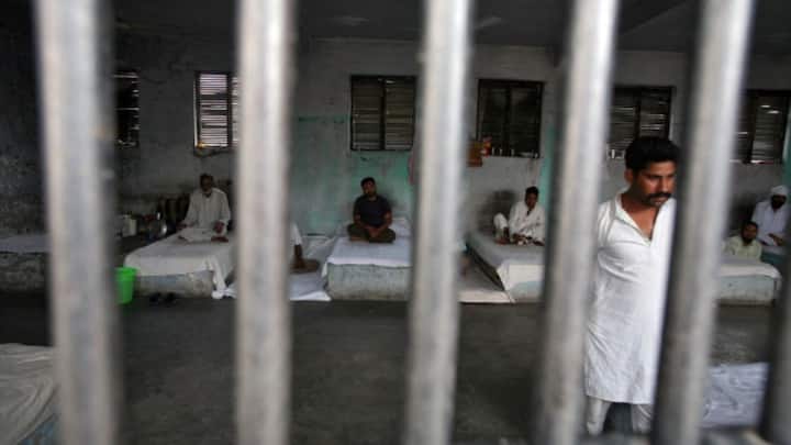 रेगुलर पैरोल उन ही अपराधियों को मिलती है. जो कम से कम एक साल की सजा काट चुका होता है. और इसके लिए कैदी का व्यवहार अच्छा होना जरूरी है. अगर उसने पहले जमानत ली है. तो उस दौरान कोई क्राइम न किया हो.