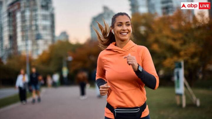 वास्तव में असुविधा को कम करने और आपके मूड को बेहतर बनाने में मदद कर सकता है. फिटनेस की दुनिया गलतफहमियों से भरी हुई है. दौड़ने की दिनचर्या का पालन करने से मासिक धर्म के साथ होने वाले कुछ लक्षणों को कम किया जा सकता है. अपने पीरियड्स के दौरान दौड़ने से एंडोर्फिन रिलीज़ होने से आपका मूड अच्छा हो सकता है, साथ ही पीरियड्स से जुड़ी ऐंठन और पीठ दर्द से भी राहत मिल सकती है.