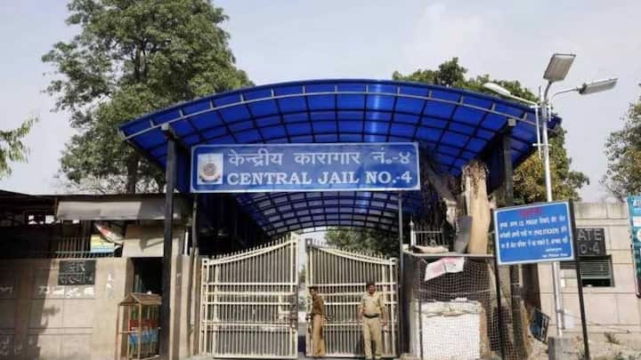 पैरोल के लिए कोई खास मापदंड तय नहीं किए गए हैं. पैरोस के लिए किसी भी तरह का अपराधी अप्लाई कर सकता है. जिनका केस कोर्ट में चल रहा है उन्हें भी पैरोल मिल सकती है. हालांकि इसमें आखिरी फैसला कोर्ट का होता है.