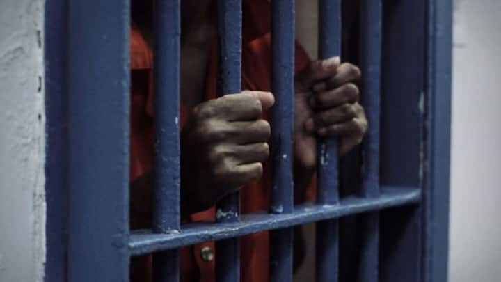 रेगुलर पैरोल ज्यादा समय के लिए होती है. इसमें कैदी को 30 दिन यानी पूरे एक महीने के लिए रिहा किया जाता है. हालांकि रिक्वेस्ट के आधार पर इसे अधिकतम 90 दिन यानी तीन महीनों तक के लिए बढ़ाया जा सकता है. लेकिन बेहद शेष परिस्थितियों में ही ऐसा होता है.