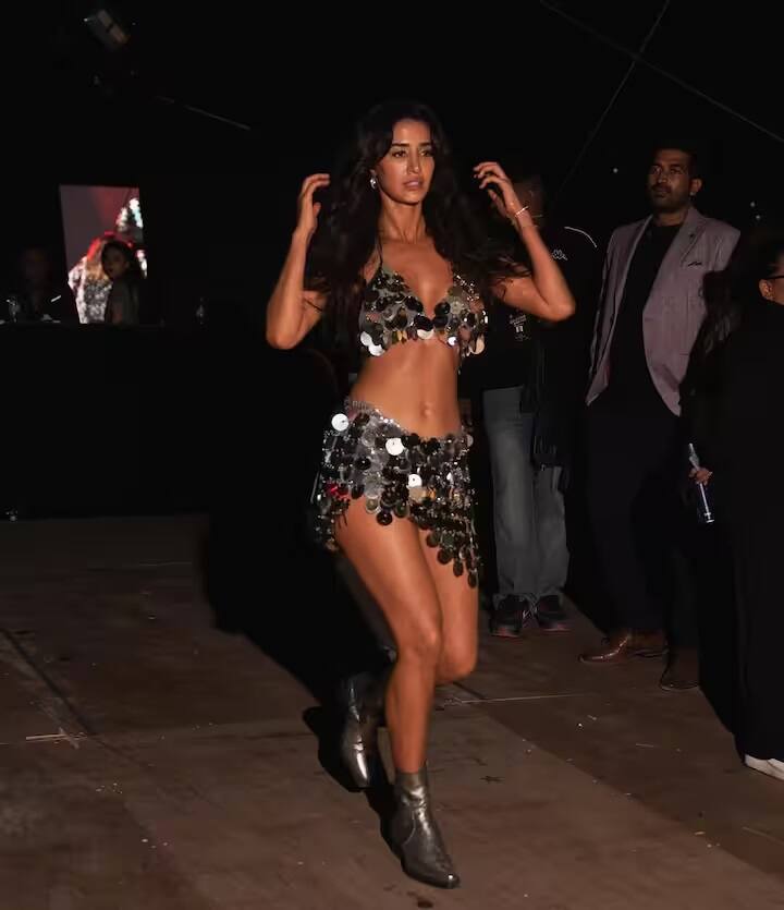 Disha Patani Latest Photo: લોકપ્રિય અભિનેત્રી દિશા પટણી અવારનવાર સોશિયલ મીડિયા પર ચાહકો માટે ગ્લેમરસ તસવીરો શેર કરતી રહે છે. આ વખતે તેણે ઘણી તસવીરો શેર કરી છે જેને લોકો પસંદ કરી રહ્યા છે.