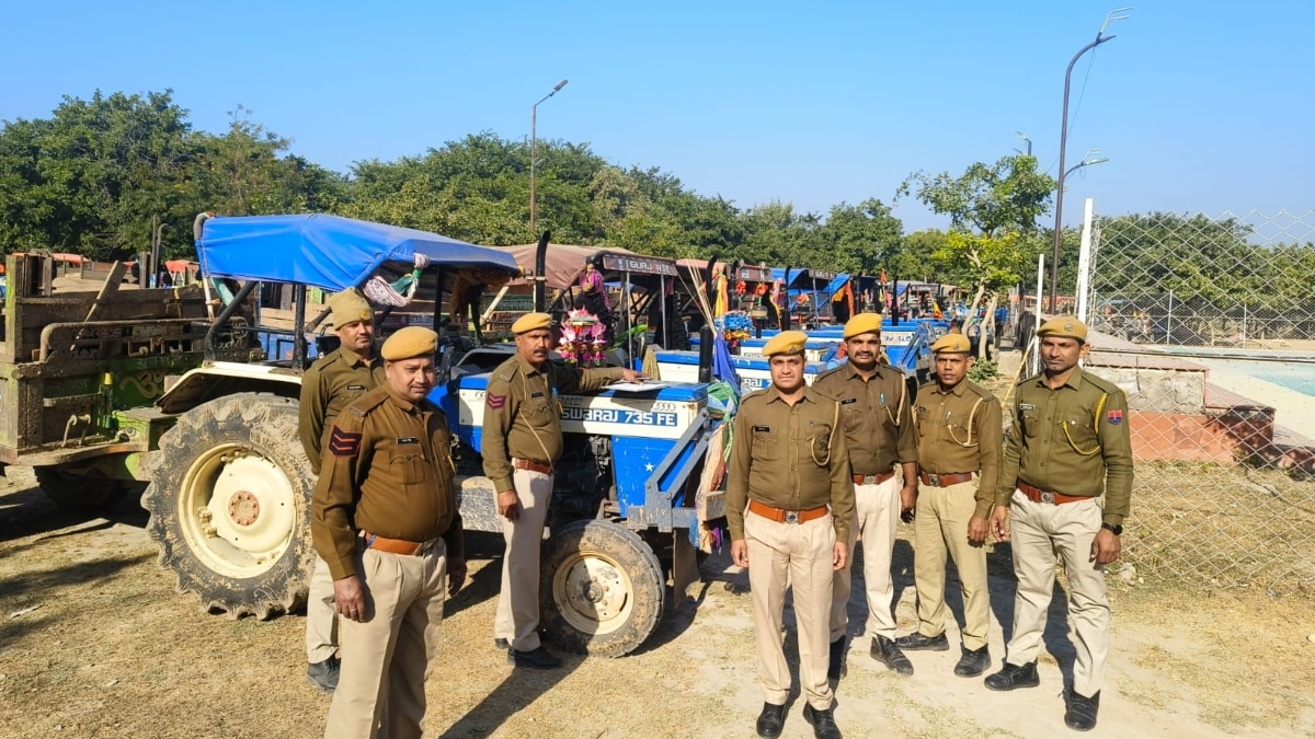 धौलपुर में बजरी माफियाओं के खिलाफ पुलिस की 10 टीमों ने लिया एक्शन, 34 ट्रैक्टर-ट्राली जब्त