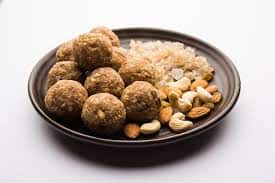 Gond Ke Laddu: Calcium, antioxidants and protein are found in good quantity in Gond Ke Laddu. These can help in strengthening bones. They are also very helpful in improving heart health. Problems like constipation can also be cured by eating gum laddus.