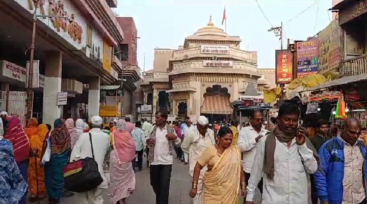 आज मार्गशीर्ष महिन्यातील  शुद्ध मोक्षदा एकादशीनिमित्त पंढरपुरात हजारो भाविकांनी विठ्ठल दर्शनासाठी मोठी गर्दी केली आहे.