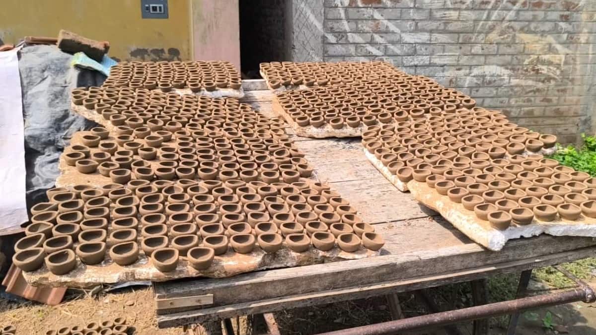 “பளிச்” பிரகாசமாகுமா அகல் விளக்கு உற்பத்தியாளர்கள் வாழ்க்கை: மக்கள் ஆதரவு தருவார்களா?