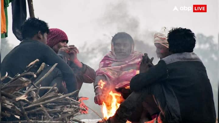 दिल्ली और आसपास के इलाकों में बारिश के बाद ठंड बढ़ रही है. मंगलवार (10 दिसंबर) को धूप खिलने के बावजूद ठंडी हवाओं के कारण गर्मी का अहसास नहीं हुआ. सुबह-शाम की ठंड के साथ-साथ आने वाले दिनों में स्मॉग और धुंध बने रहने की संभावना है.