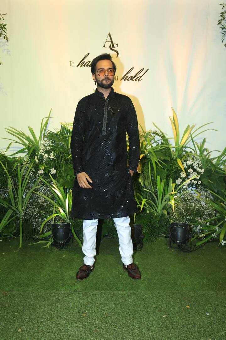 अभिषेक बनर्जी भी आलिया के वेडिंग रिसेप्शन में पहुंचे. इस दौरान उन्हें ब्लैक कुर्ते में देखा गया.