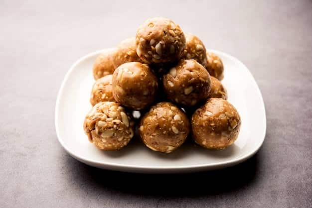 Peanut Ladoo: Calcium and protein are found in abundance in peanuts. These laddus are delicious to eat and great for health. Consuming these strengthens the bones. It is considered very good for digestion. These laddus are very beneficial in keeping the body warm.