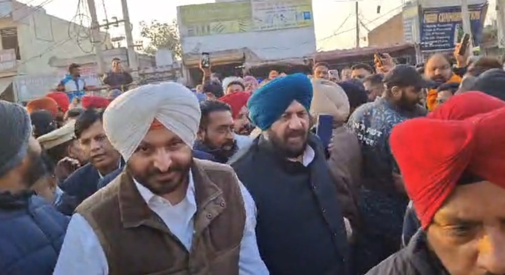 Punjab News: ਭਾਜਪਾ ਤੇ ਕਾਂਗਰਸ ਪਾਰਟੀ ਨੇ ਥਾਣਾ ਘਨੌਰ ਦੇ ਬਾਹਰ ਦਿੱਤਾ ਧਰਨਾ, ਬੋਲੇ- ਨਗਰ ਪੰਚਾਇਤ ਚੋਣਾਂ 'ਚ ਉਮੀਦਵਾਰਾਂ ਨੂੰ ਕੀਤਾ ਜਾ ਰਿਹਾ ਤੰਗ-ਪ੍ਰੇਸ਼ਾਨ