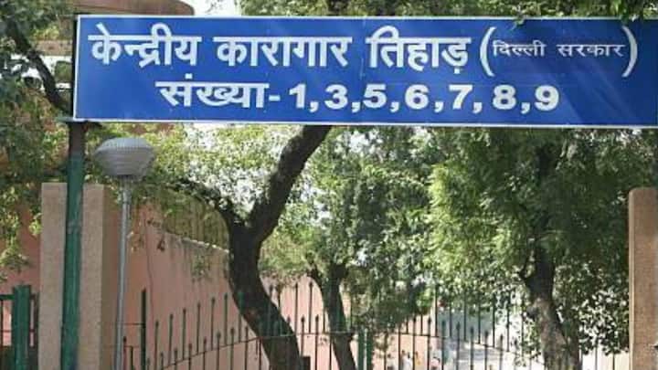 लेकिन जिन अपराधियों को सजा मिल चुकी होती है. उन अपराधियों को प्रशासन और जेल अध्यक्ष भी पैरोल दे सकते हैं. अगर कोई अपराधी पैरोल के नियम शर्तों का उल्लघंन करते हुए पाया जाता है. तो तुरंत उसकी पैरोल खत्म हो जाती है.