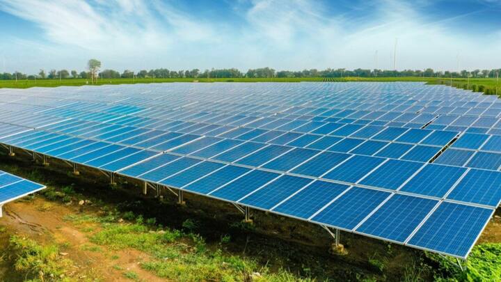 बिजली के बिल को कम करने के लिए लोग तरह-तरह की तरकीबें खोजते हैं. आजकल लोग सोलर पैनल का इस्तेमाल कर रहे हैं. सोलर पैनल का इस्तेमाल करने से लोगों को बिजली के बल से छुटकारा मिल जाता है.