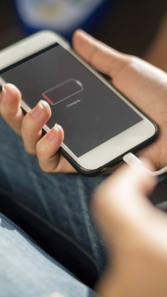 सर्दियों में Smartphone की बैटरी जल्दी हो रही डिस्चार्ज तो अभी अपनाएं ये आसान ट्रिक!