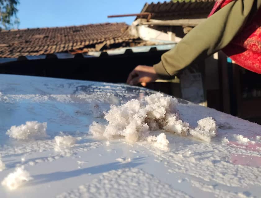 Maharashtra Winter Temperature drops: नंदुरबारमध्ये तापमानाचा पारा घसरला, सातपुड्यात दवबिंदू गोठले, घरांवर हिमकणांची चादर