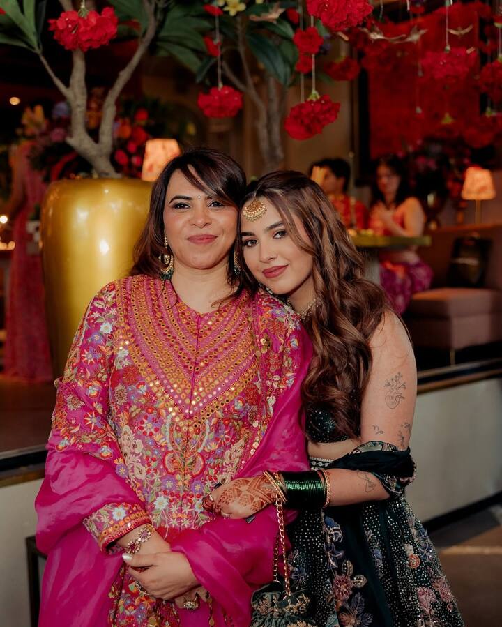 Aaliyah Kashyap posing with her mother Aarti Bajaj at her Mehendi ceremony.
