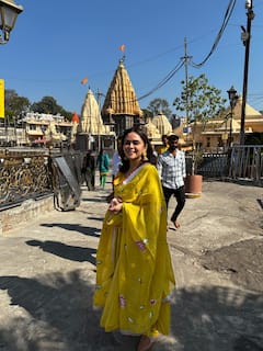 Amruta Khanvilkar : अभिनेत्री अमृता खानविलकरची भक्तिमय ट्रीप ! उज्जैन महाकालला जाऊन घेतला आशीर्वाद