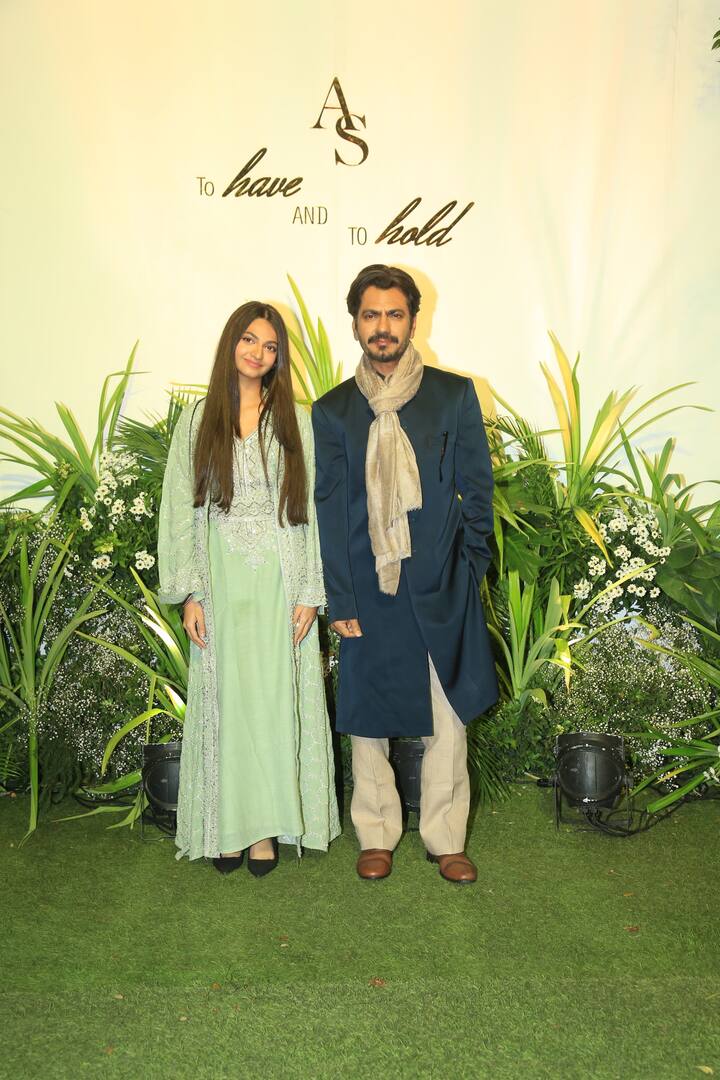 नवाजुद्दीन सिद्दीकी अपनी बेटी के साथ फंक्शन में पहुंचे. बाप-बेटी ने एक साथ पोज भी दिए.