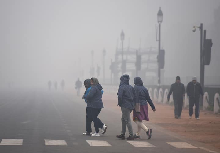 पहाड़ी इलाकों से आने वाली ठंडी हवाओं के चलते राष्ट्रीय राजधानी दिल्ली के तापमान में गिरावट देखने को मिल रही है. मौसम विभाग ने यहा शीत लहर को लेकर दो दिनों का अलर्ट जारी किया है.