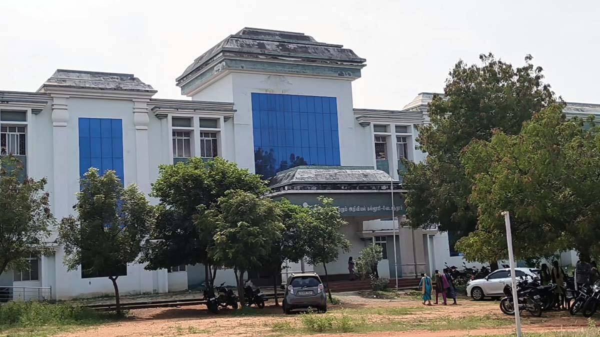 “தேவையில்லாத ஆபாச பேச்சுகளை பேசுகிறார்” - 28 மாணவிகள் கொடுத்த புகாரால் பரபரப்பு