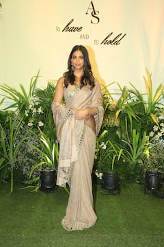 Aaliyah Kashyap Wedding Reception: गोल्ड प्लेटेड ड्रेस में मॉडर्न ब्राइड बनीं आलिया, साड़ी में छाईं सुहाना खान, देखें तस्वीरें