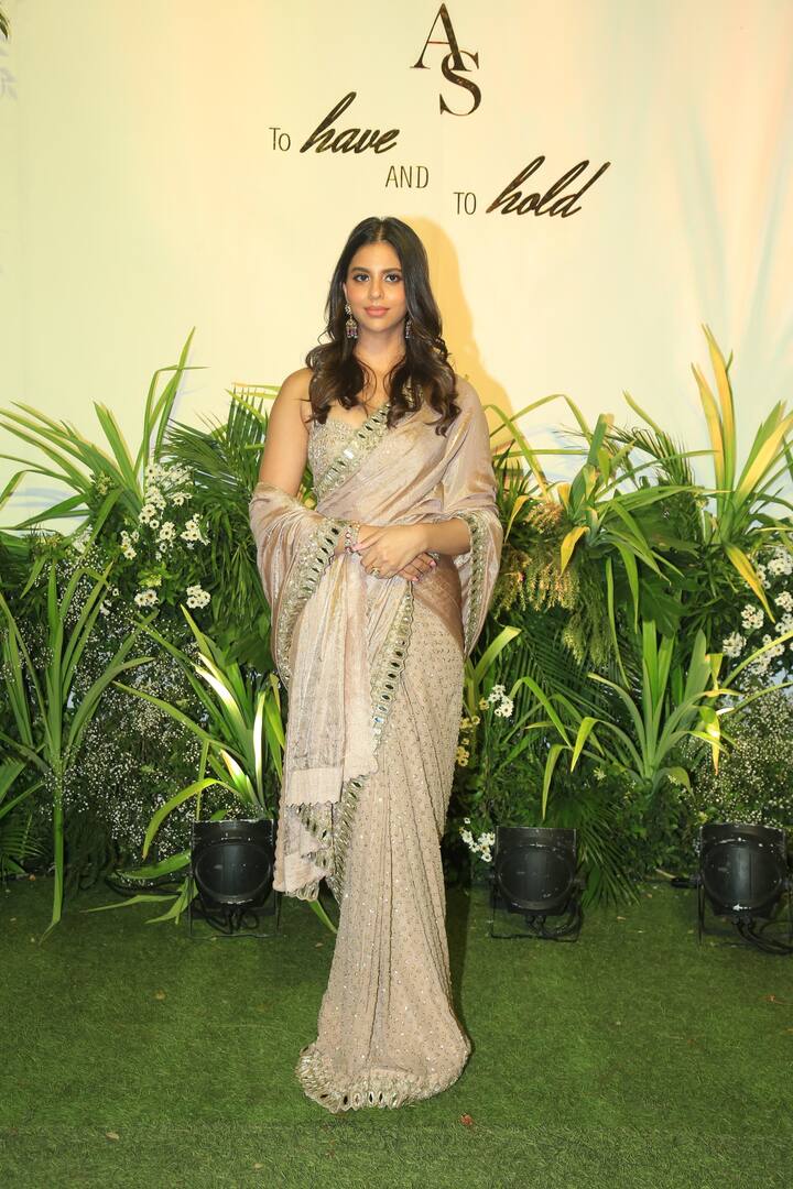 सुहाना खान आलिया कश्यप के वेडिंग रिसेप्शन में देसी गर्ल बनकर पहुंचीं. स्लीव्लेस ब्लाउज के साथ गोल्डन साड़ी पहने एक्ट्रेस बेहद खूबसूरत दिख रही थीं. अपने लुक को सुहाना ने मैचिंग ईयररिंग्स और खुले बालों के साथ पूरा किया था.