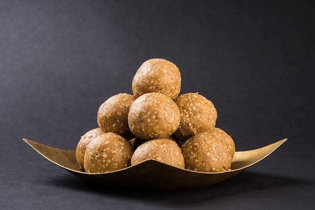 Sesame Laddus: Sesame Laddus are beneficial in keeping the body warm. Eating these laddus improves blood circulation in the body. This makes bones strong and the body can avoid many diseases.