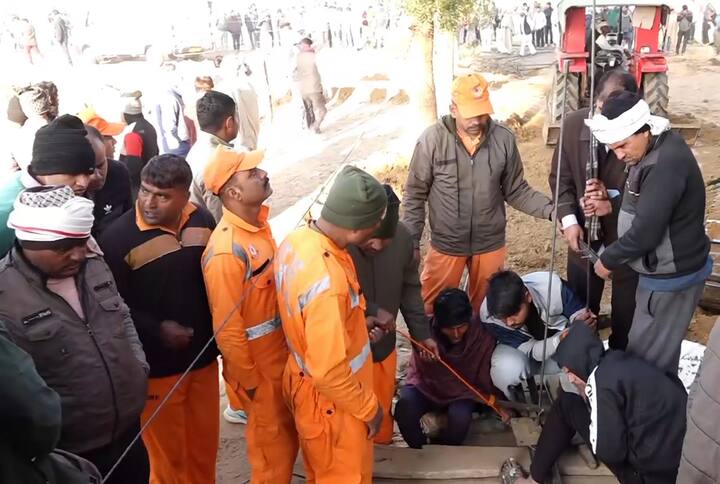 कमांडेंट ने बताया कि इलाके में 160 फुट पर पानी हो सकता है इसलिए इलाके में सबमर्सिबल पंप शुरू कर दिए गए हैं, ताकि बचाव अभियान में भूमिगत जल से कोई बाधा न हो.