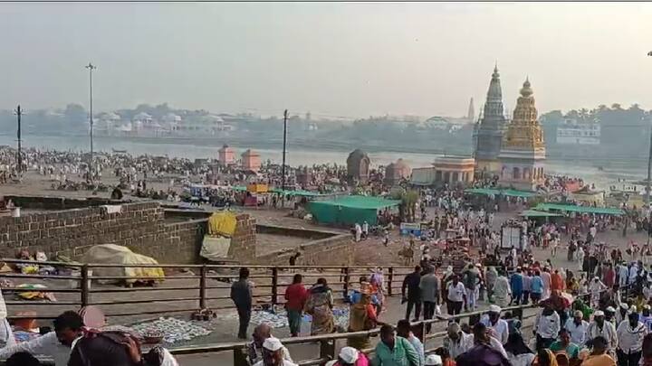चंद्रभागेच्या तीरीही भाविकांची तुफान गर्दी उसळली होती. दर्शनासाठी लांबच लांब रांगा लागल्या असून विटेवरी उभारलेल्या विठ्ठलाच्या दर्शनासाठी भाविक तासनतास रांगेत थांबलेत.
