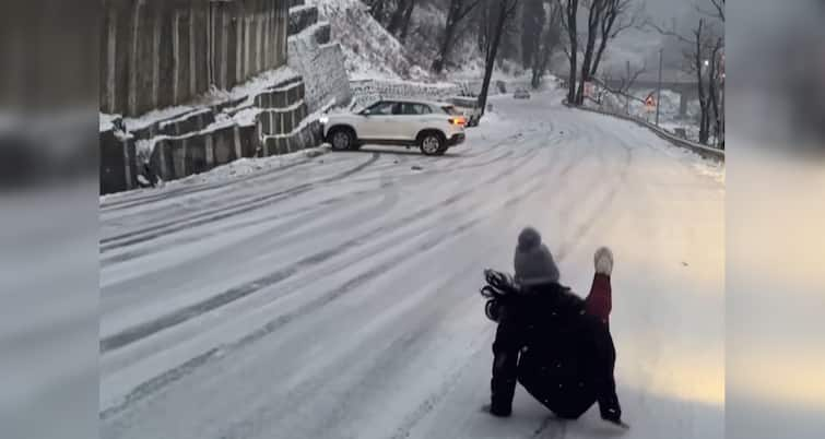 Cars Slip Out Of Control After Snowfall On Manali Roads, Video Goes Viral - WATCH