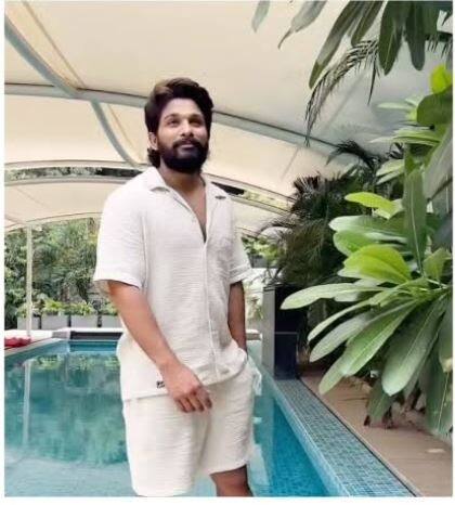 அந்த ஒட்டு மொத்த வீட்டிற்க்கு மேலும் அழகு சேர்ப்பது இந்த வீட்டில் ப்ளூ டைல்ஸ் ஒட்டி கட்டப்பட்டு தண்ணீர் நிரப்பப்பட்டுள்ள அந்த நீச்சல் குளம் தான்.