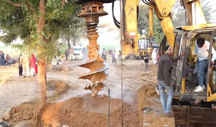 उन्होंने बताया कि जमीन के अंदर भाप होने के कारण टीम को बोरवेल में उतारे गए कैमरे से बच्चे की गतिविधियां पता लगाने में दिक्कत आ रही है.