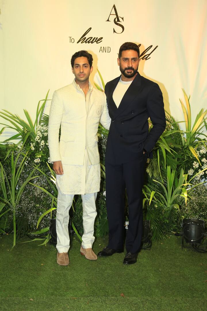 अभिषेक बच्चन भी आलिया कश्यप के वेडिंग रिसेप्शन में शामिल हुए थे. वे अपने भांजे अगतस्य नंदा के साथ दिखाई दिए.