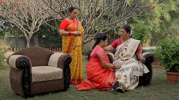 సత్యను రప్పించి తీరుతా అని పనిమనిషితో సవాల్ చేస్తుంది భైరవి. పెద్ద కోడలిని పుట్టింటికి పంపుతా..అప్పుడు చిన్న కోడలు ఎందుకు రాదో చూస్తాను అనుకుంటుంది.