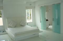 Allu Arjun Dream House: பிரம்மாண்டத்தின் உச்சம்! 100 கோடியில் கண்ணாடி மாளிகை போல் அல்லு அர்ஜுன் கட்டியுள்ள ட்ரீம் ஹவுஸ்  - போட்டோஸ்!