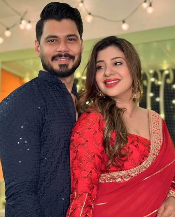 Sambhavna married Avinash Dwivedi in 2016. Avinash Dwivedi is also an actor. Fans like the bonding of Avinash and Sambhavna very much.
