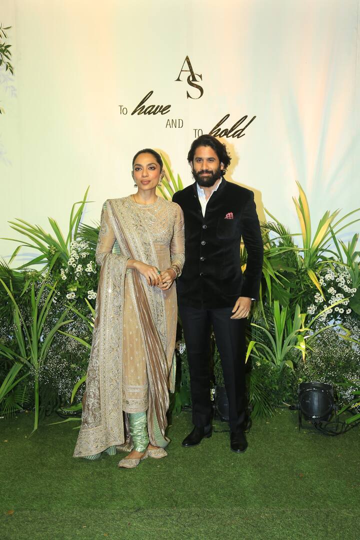 न्यूली वेड कपल नागा चैतन्य और शोभिता धुलिपाला भी रिसेप्शन में शामिल हुए. अस दौरान शोभिता गोल्डन सूट में खूब जच रही थीं. शादी के बाद पहली बार एक्ट्रेस के गले में मंगलसूत्र दिखाई दिया. वहीं ब्लैक ब्लेजर में नागा चैतन्य भी डैशिंग दिख रहे थे.