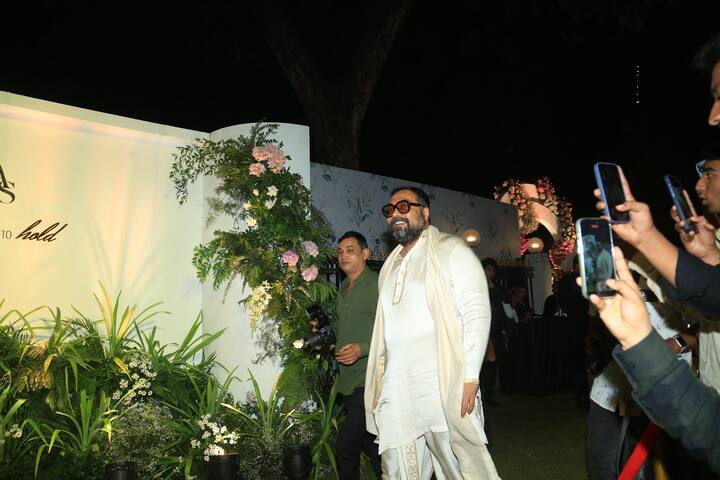 अनुराग कश्यप अपनी बेटी के रिसेप्शन में शानदार लुक में नजर आए. व्हाइट धोती-कुर्ता पहने वे काफी फब रहे थे.