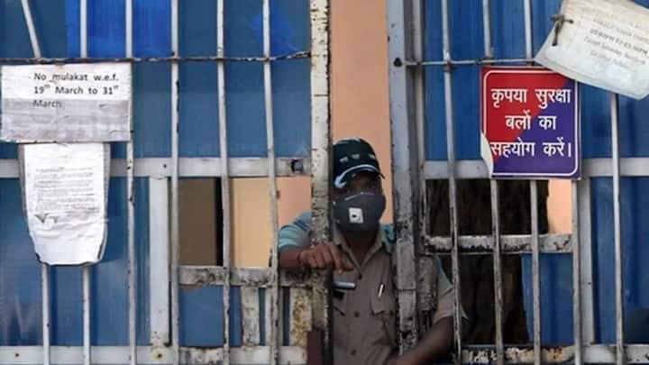 पैरोल के लिए जेल अधिकारियों को आवेदन देना होता है. अगर इस आवेदन को खारिज कर दिया जाता है. तो ऐसे में अपराधी इसके लिए कोर्ट में अपील कर सकता है. कोर्ट चाहे तो जेल अधिकारियों की रिक्वेस्ट कैंसिल करने बावजूद पैरोल की अनुमति दे सकता है.