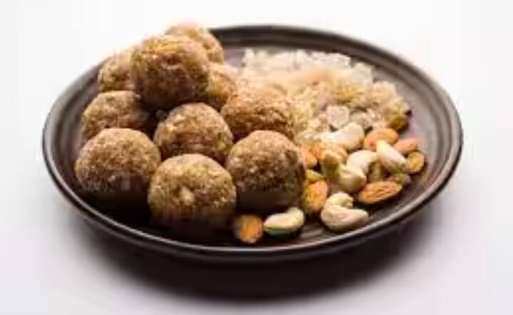 ਗੋਂਡ ਦੇ ਲੱਡੂ: ਗੋਂਡ ਦੇ ਲੱਡੂ (Gond de Laddu) ਵਿੱਚ ਕੈਲਸ਼ੀਅਮ, ਐਂਟੀਆਕਸੀਡੈਂਟ ਅਤੇ ਪ੍ਰੋਟੀਨ ਚੰਗੀ ਮਾਤਰਾ ਵਿੱਚ ਪਾਏ ਜਾਂਦੇ ਹਨ। ਇਹ ਹੱਡੀਆਂ ਨੂੰ ਮਜ਼ਬੂਤ ਬਣਾਉਣ ਵਿੱਚ ਮਦਦ ਕਰ ਸਕਦੇ ਹਨ। ਇਹ ਦਿਲ ਦੀ ਸਿਹਤ ਨੂੰ ਸੁਧਾਰਨ ਵਿੱਚ ਵੀ ਬਹੁਤ ਮਦਦਗਾਰ ਹੁੰਦੇ ਹਨ। ਗੁੜ ਦੇ ਲੱਡੂ ਖਾਣ ਨਾਲ ਕਬਜ਼ ਵਰਗੀ ਸਮੱਸਿਆ ਵੀ ਠੀਕ ਹੋ ਸਕਦੀ ਹੈ।