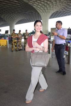 Sara Tendulkar Photos: एयरपोर्ट पर तीन लाख का बैग लिए स्पॉट हुईं सारा तेंदुलकर, स्माइल से जीता दिल, तस्वीरें वायरल