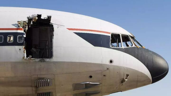 वहीं अगर प्लेन में छेद ज्यादा बड़ा होता है. तो फिर खतरा बढ़ सकता है. क्योंकि इससे प्लेन के अंदर हवा का प्रेशर बिगड़ जाएगा और यात्री उस प्रेशर को सहन नहीं कर पाएं. ऐसे में जिससे ऑक्सीजन की कमी से हाइपोक्सिया की स्थिति भी बन सकती है.