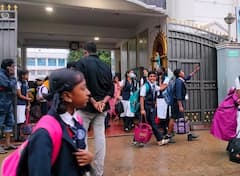School Holiday: கனமழையிலும் விடுமுறை இல்லை; அரசு அறிவிப்பை காற்றில் பறக்கவிட்ட தனியார் பள்ளிகள்!