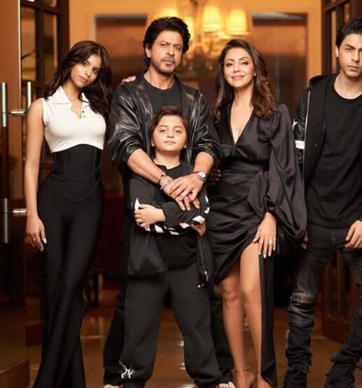 शाहरुख खान ने अपनी मेहनत के दम पर बॉलीवुड में अपनी पहचान बनाई है और आज वे बाॉलीवुड के बादशाह कहलाते हैं. वहीं उनके तीनों बच्चे भी बेहद होनहार हैं और कामयाबी की सीढियां चढ़ते जा रहे हैं.